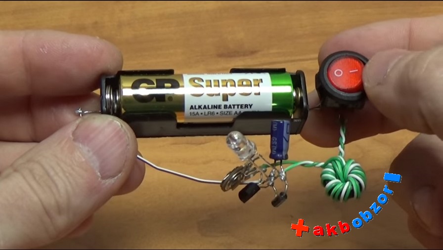 Соединение батареек в фонарике. Пайка светодиодов к батарейке. Как подключить светодиод к батарейке. Моторчик и светодиод. Валера подключил к батарейке красную лампочку
