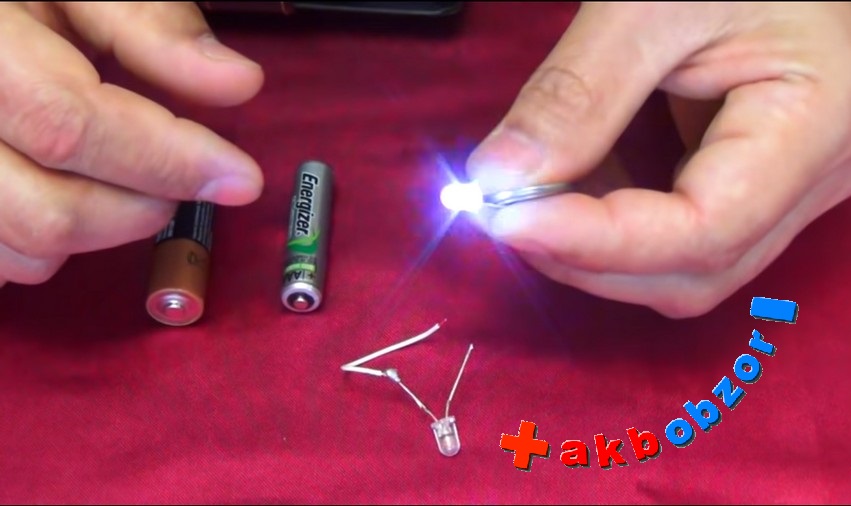Правильное соединение батареек в светодиодном фонаре. Подключение светодиодов к батарейке крона. Как подключить лампочку к батарейке. Подключения батарейки автомагнитолы. Толя подключил к батарейке красную лампочку